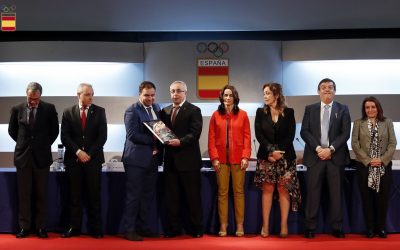 LA FEG RECIBE LA PLACA OLÍMPICA DEL COE